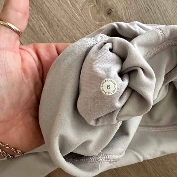 Light Gray High-Waisted Leggings - Picture 4 of 4